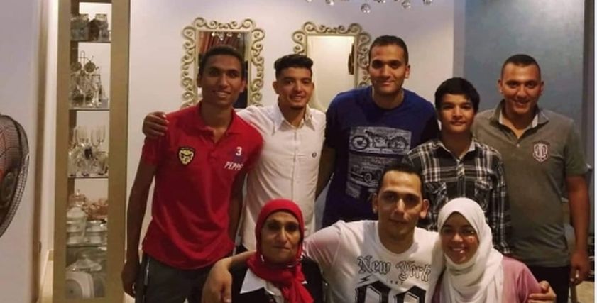 سيدة مع أبنائها