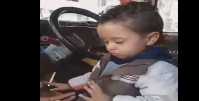 القصة الكاملة لطفل السيجارة والسلاح الأبيض..