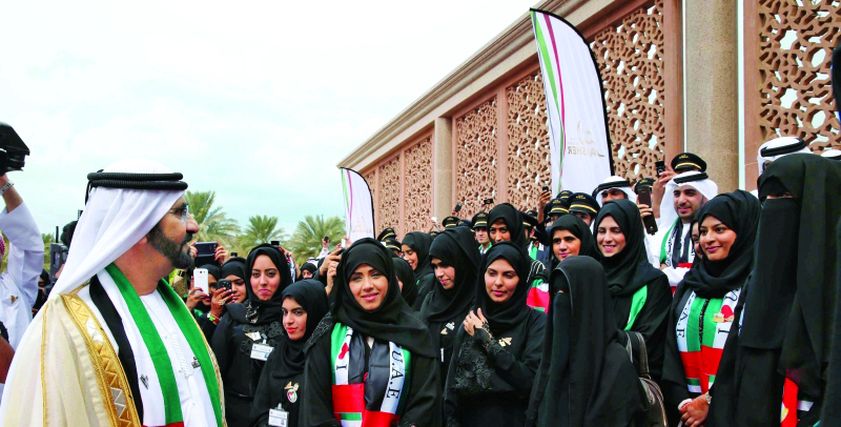 سيدات إماراتيات مع الشيخ محمد بن راشد