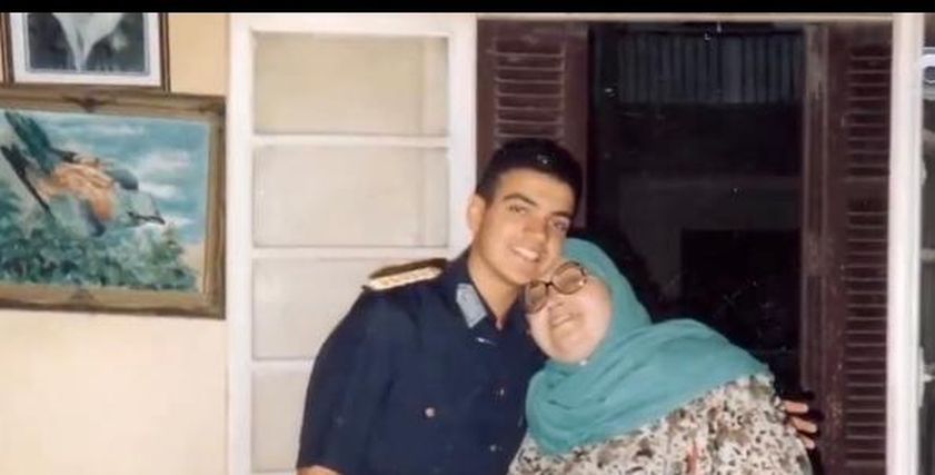 الشهيد احمد منسي مع والدته