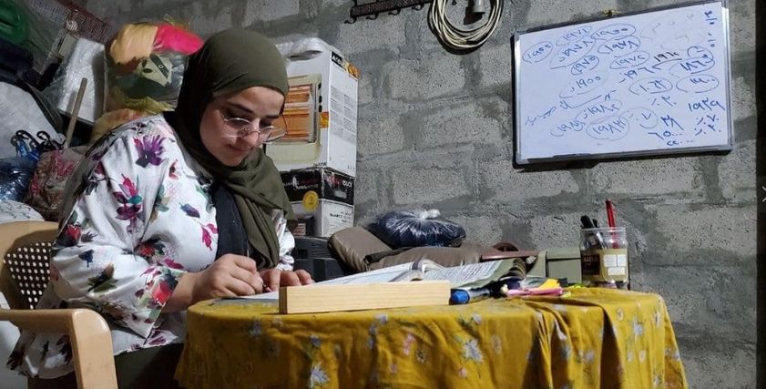 الطالبة العراقية هنار طه