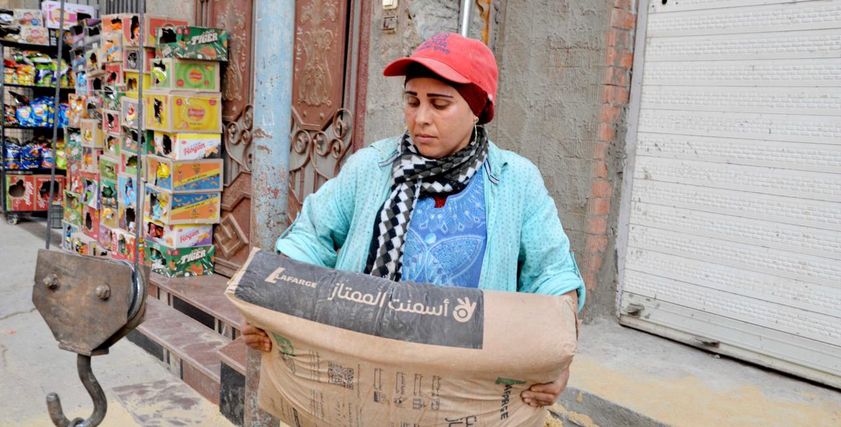 سيدة تعمل في المعمار