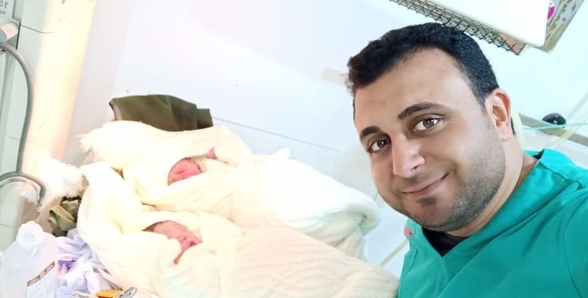 طبيب مطروح عقب نجاحة في علاج سيدة حرمت من الانجاب سنوات ووضعت توأم