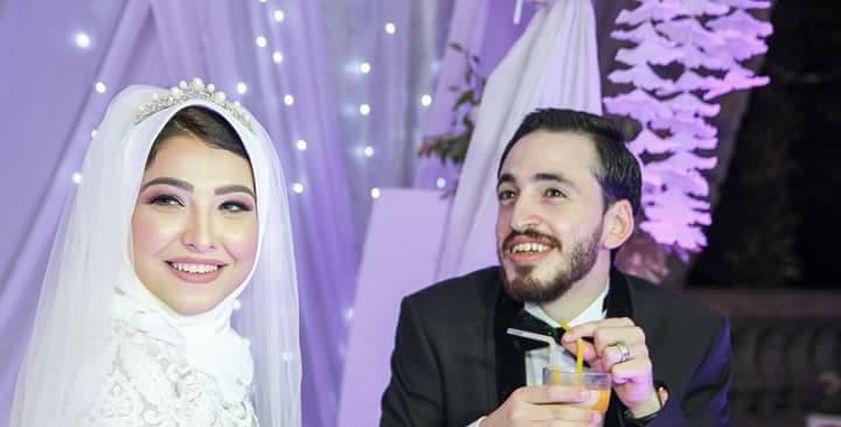 الشاعر محمد إبراهيم وزوجته أيه