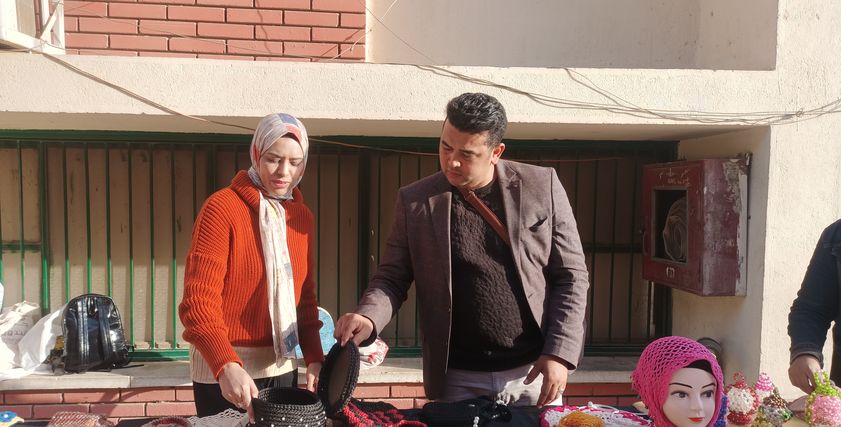 هبة محمد أثناء بيعها للمشغولات اليدوية