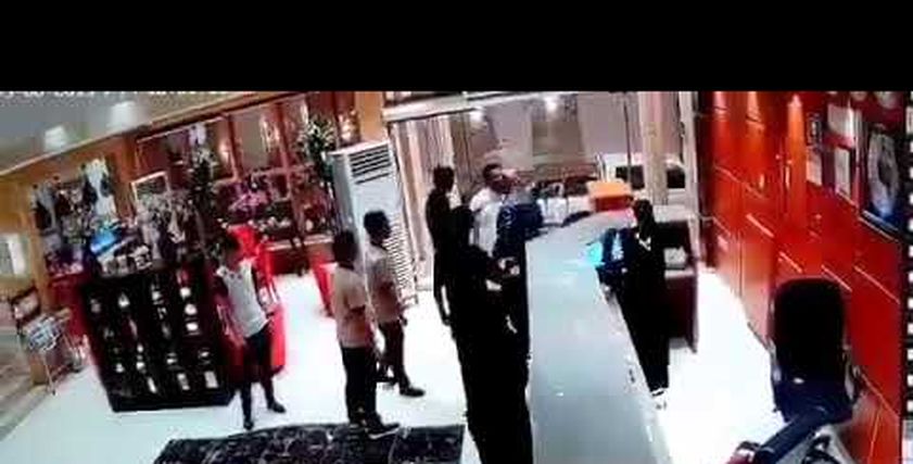 مشاجرة بين موظفة الاستقبال ونزيل