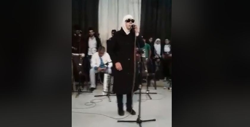 خديجة تغني بإحدى الحفلات