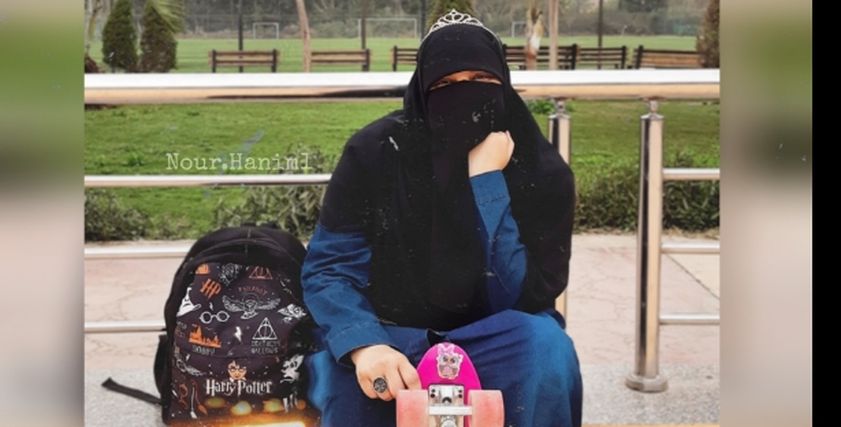 منتقبة تمارس رياضة التزلج