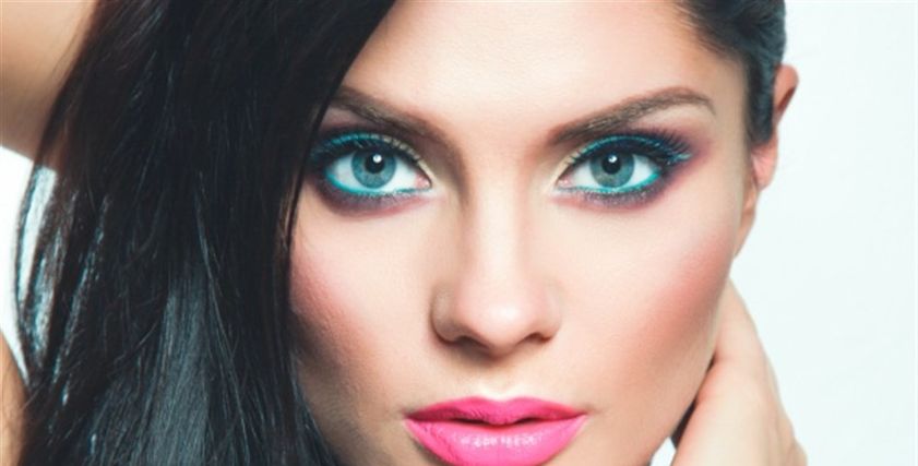 حيل بسيطة تساعد على وضع المكياج