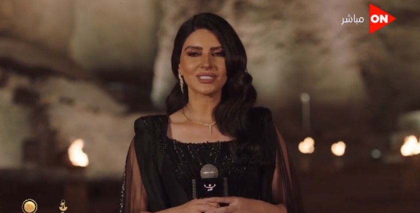 بأزياء فرعونية أنيقة.. مذيعات مصر يخطفن الأنظار بموكب طريق الكباش