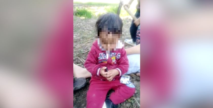 مقطع فيديو يظهر طفل يدخن بتشجيع من أمه