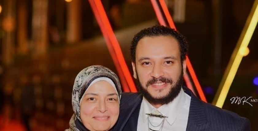أحمد خالد صالح ووالدته