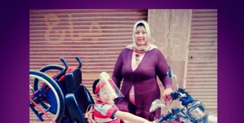 آية برفقة ابنها حسن على الموتوسيكل 