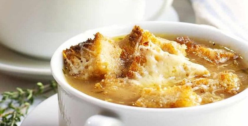 خطوات عمل شوربة البصل على الغداء