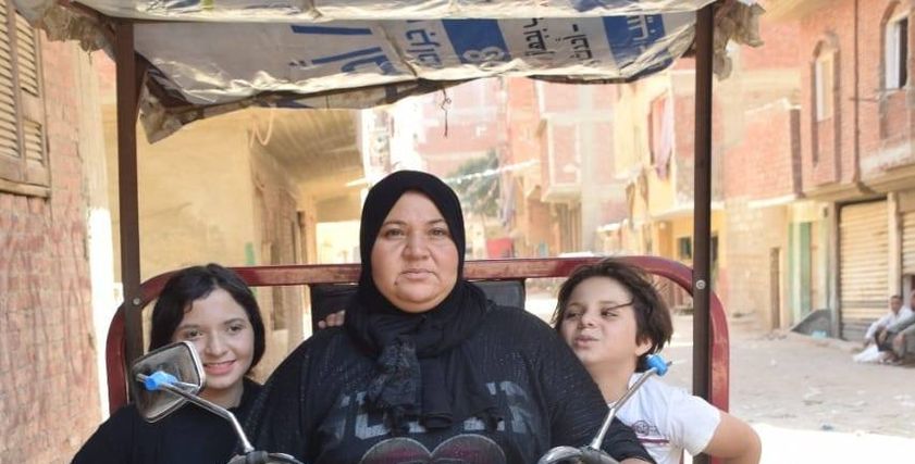 محروسة سالم تعاني من الشلل الحركي وتقود تروسيكل