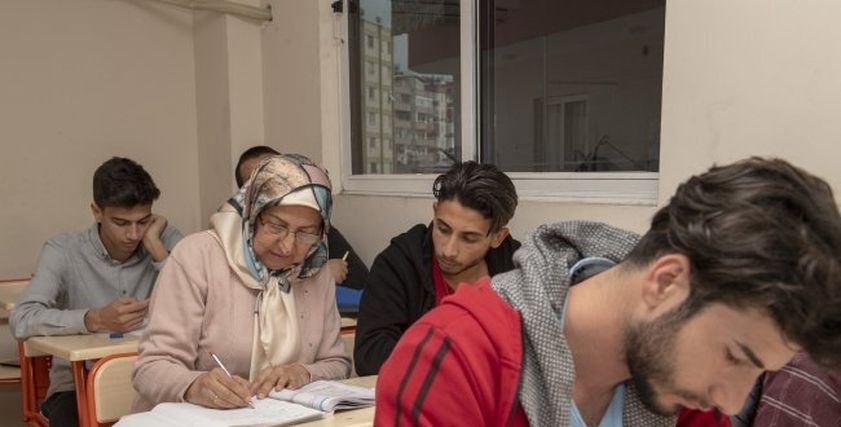 السيدة باشيندة ديرين داخل الجامعة