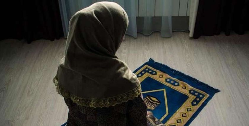 صلاة المرأة أمام الرجال