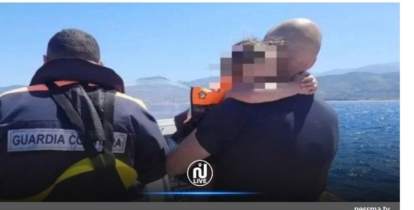 صورة للطفلة أثناء احتضانها من قبل السلطات
