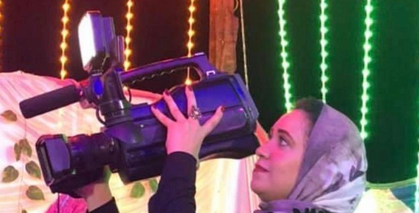 منة أثناء تصويرها لقطة في حفل زفاف بالغربية