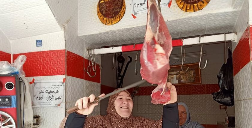 نفيسة في محل الجزارة