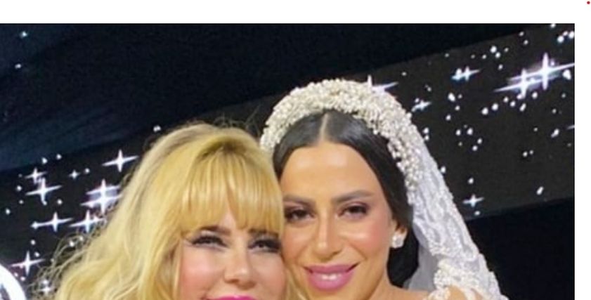منى إش إش وابنتها