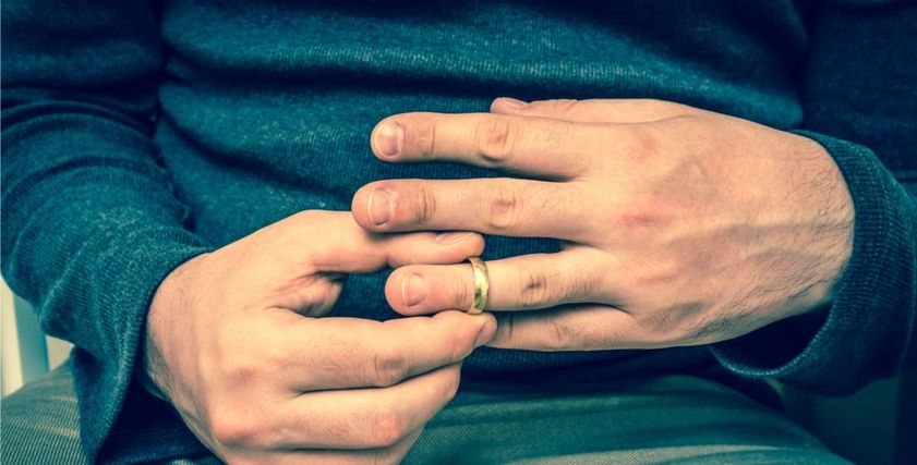 حكم لبس الرجل دبلة الخطوبة