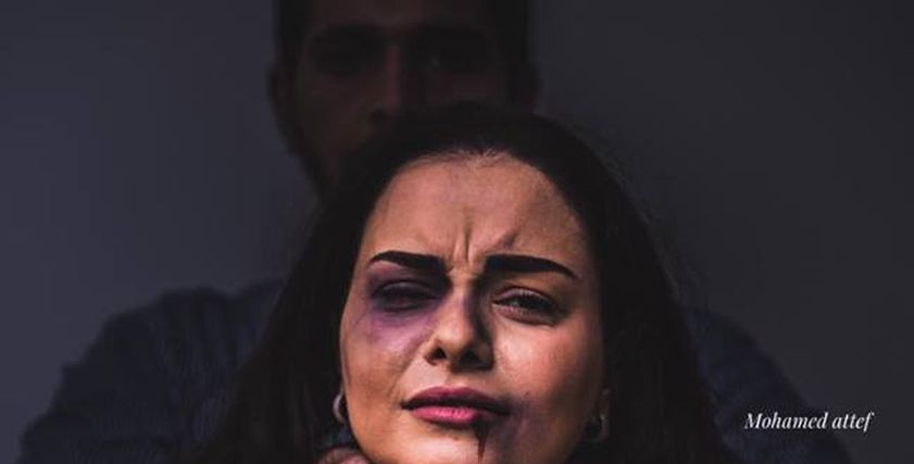 مصور يجسد معاناة الزوجات مع العنف الزوجي