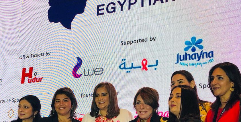 تكريم الفنانة لبنى عبد العزيز في منتدى المرأة المصرية
