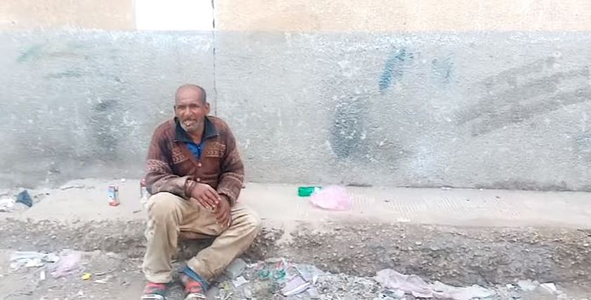 عجوز يتهجم على النساء