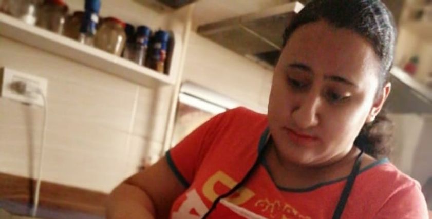 زينة تقوم بإعداد الطعام