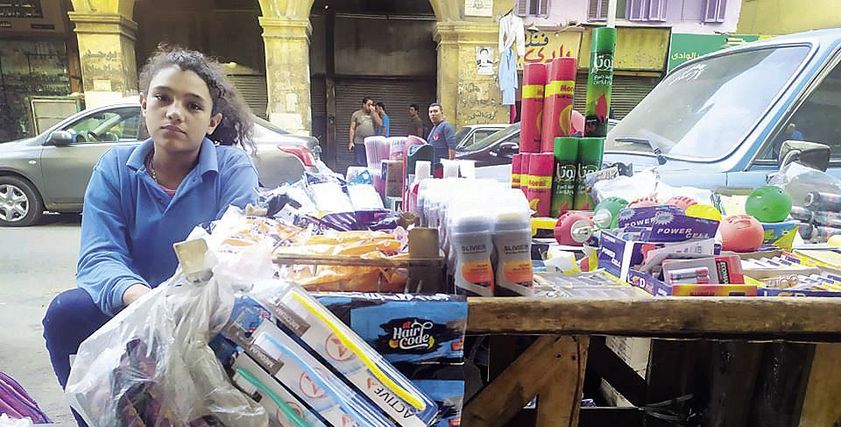 «عواطف» بائعة بعد المدرسة بـ«اليونيفورم»