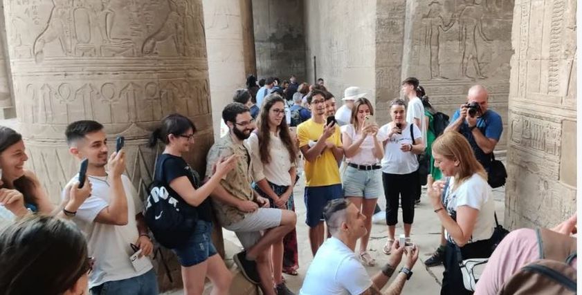 سائح اسباني يخطب حبيبته امام جدارية مصرية