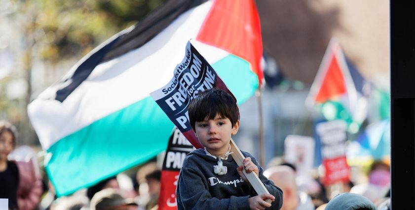 بالأغاني والكرتون والقصص.. أمهات تشجع أطفالهم على دعم الفضية الفلسطينية