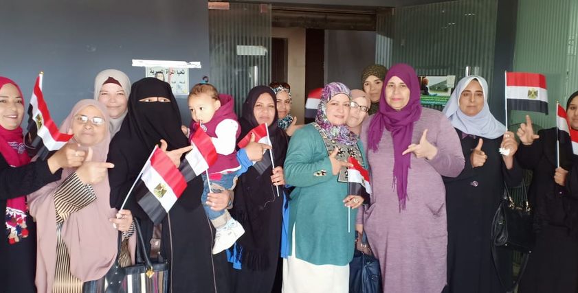 حشود النساء أمام اللجان الانتخابية للأدلاء بأصواتهم في التعديلات الدستورية 2019