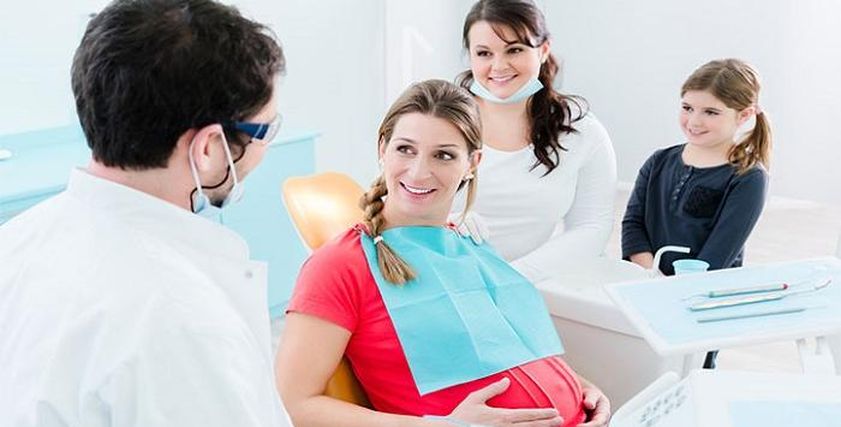 حامل في عيادة دكتور أسنان