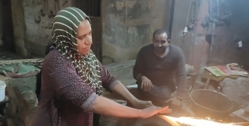 أمل أبو غنيمة  أثناء عملها فى الحدادة بمغاغة