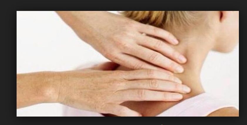 عادات يومية تسبب ألم الرقبة