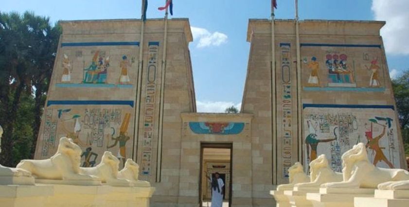 معرض حرف يدوية بالقرية الفرعونية احتفالا باليوم الخيري العالمي