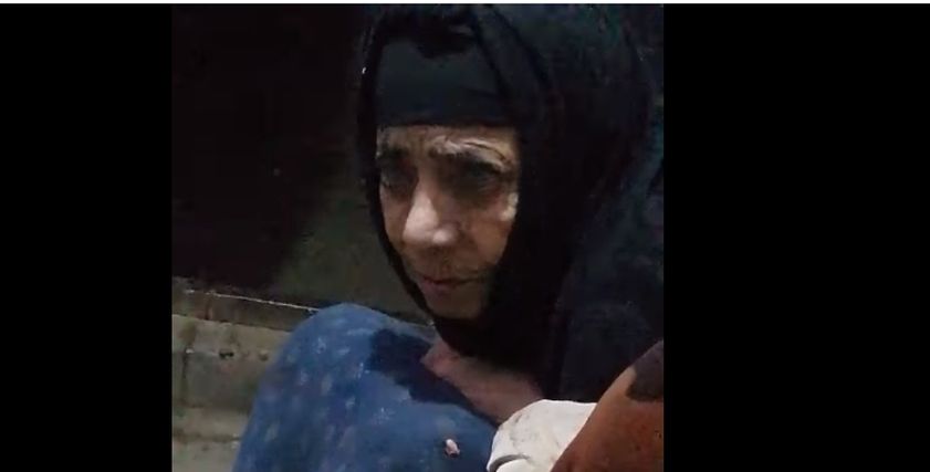 تعذيب رجل لأمه