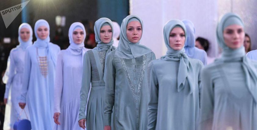 أول مصممة أزياء صعيدة تستعد  لعرض مجموعتها الأولى