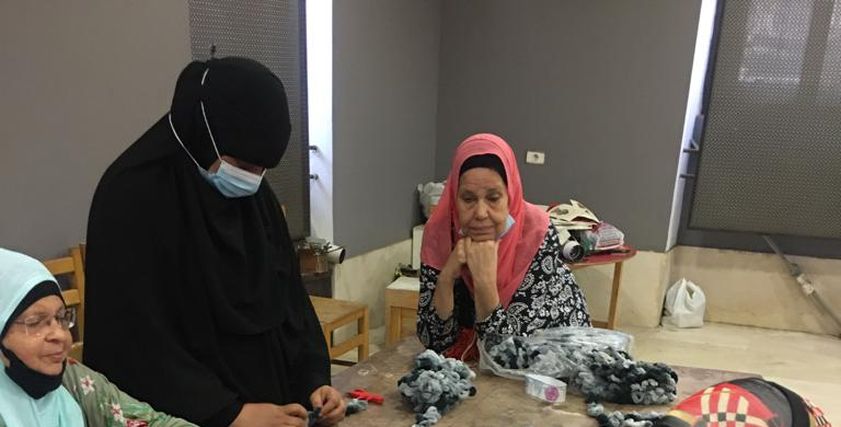 سيدات أثناء ورشة للحرف اليدوية