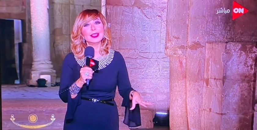 بأزياء فرعونية أنيقة.. مذيعات مصر يخطفن الأنظار بموكب طريق الكباش