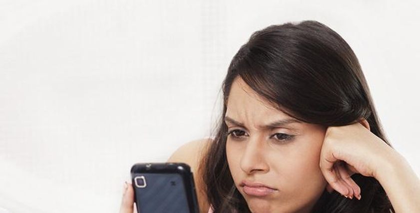 تجنب النظر إلى شاشات الهاتف المحمول عند الاستيقاظ من النوم..