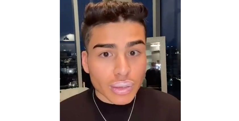 الطبيب أثناء وضع الكريم