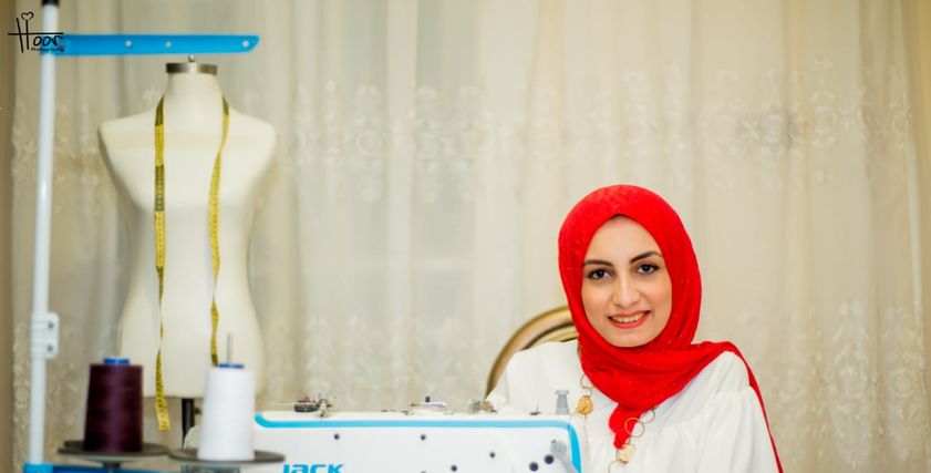 نجلاء تحقق حلم عمرها في تصميم الأزياء بمساعدة زوجها ووالدتها ... الرجل