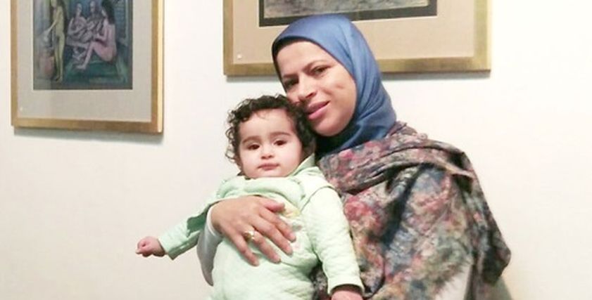الصحفية سماح عبدالسلام مع طفلتها ديالا
