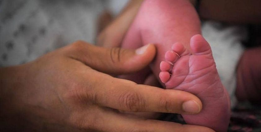 طردت من منزلها وعملها.. ووضعت طفلها الوحيد في حديقة عامة
