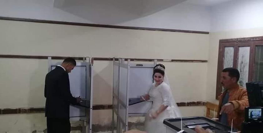 بالصور| حفلات زفاف وخطوبة داخل لجان الإستفتاء في المحافظات
