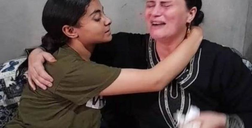 الطالبة مريم عزيز ووالدتها خلال بكائهما