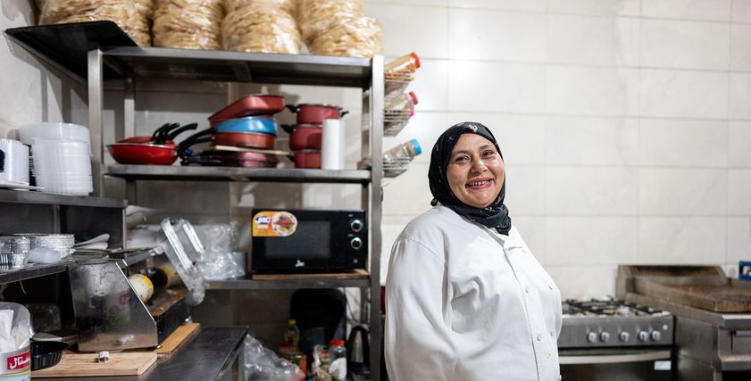 الشيف نجلاء مشرف المطبخ
